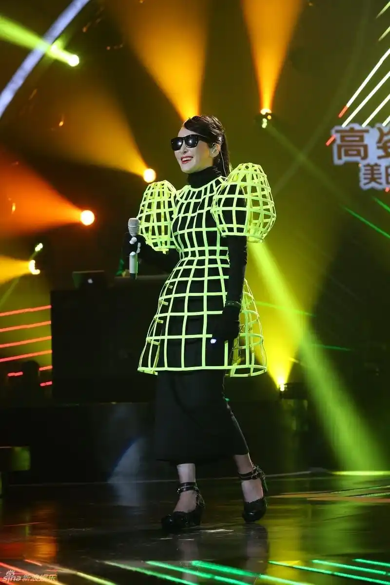 组图:歌狂黄龄脱鞋上阵 与李泉大秀默契_高清图集_新浪网