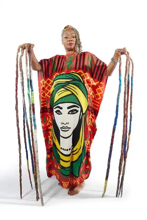 世界上指甲最长的女人之所以不剪指甲,背后有一个悲伤的故事!