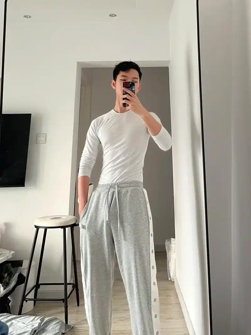 灰裤子白袜子就是男生的荷尔蒙爆款穿搭