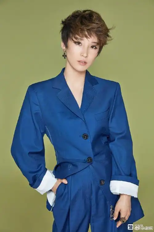 34岁谢楠厉害身着条纹露肩裙气场全开网友不愧是吴京的老婆