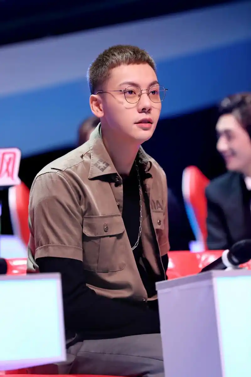 陈伟霆《下一站传奇》转行做"发型师" 安排队员上演"偶像剧"