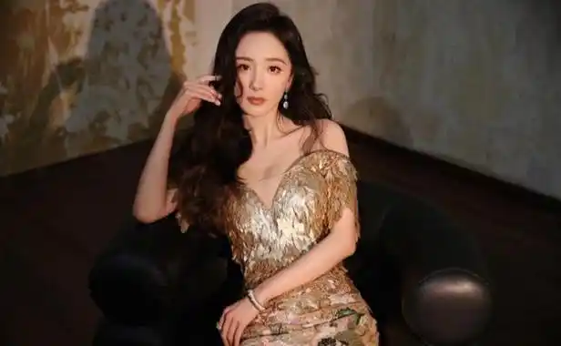 杨幂穿抹胸金翎百花裙 单开叉设计添性感!