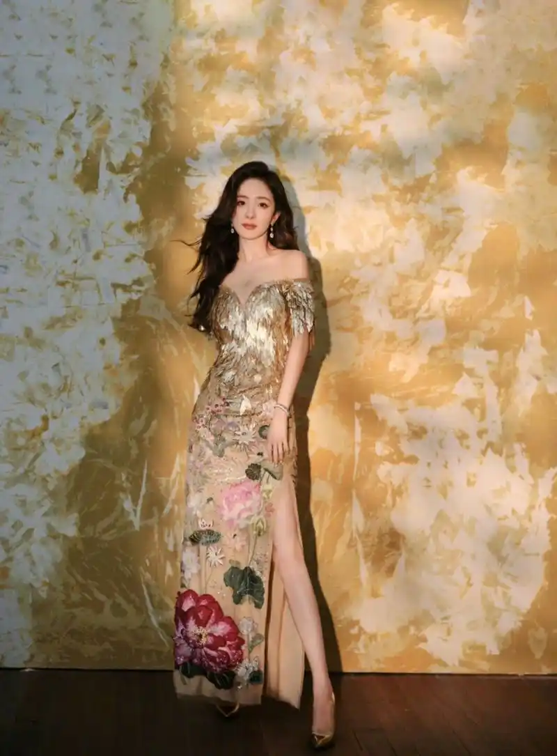 杨幂鎏金羽翼花朵刺绣礼服 闪耀魔都  杨幂最近在魔都闪耀登场,身着