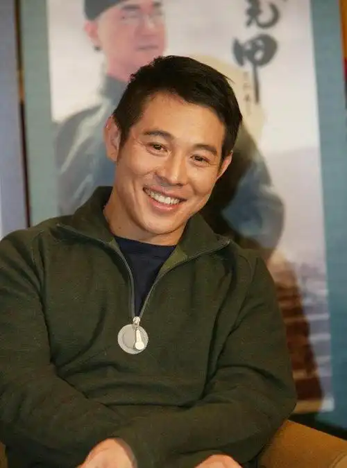 换来换去的国籍让他备受争议,李连杰索性选择前往美国生活.