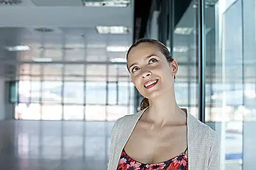 女人,仰视,歪头