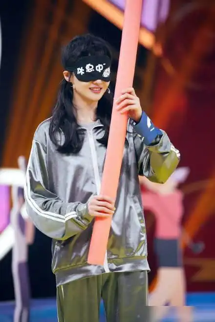 郑爽王牌对王牌造型吸睛学院风美貌学妹真的令人心动呀