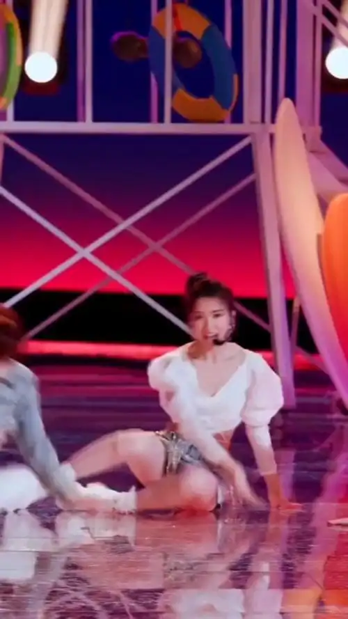 你好,夏天#毛晓彤跳舞真好看,太有活力了