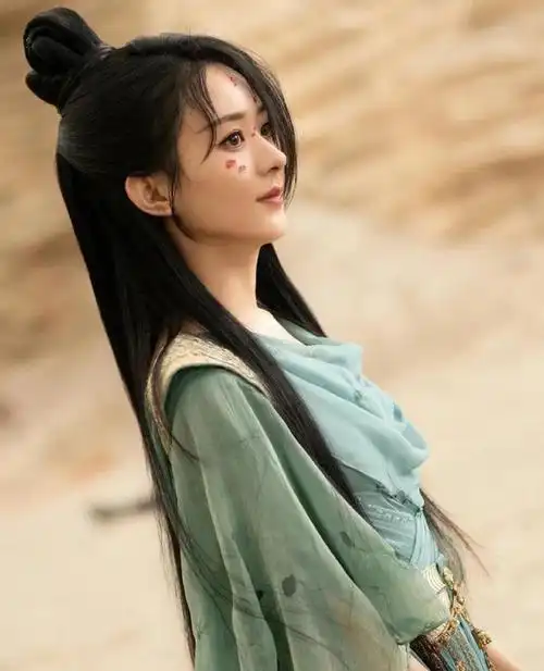 赵丽颖19-36岁颜值变化,从可爱到霸气,不整容真的可以美很久!