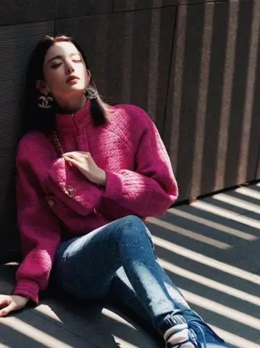 身材好,穿搭也很时尚,古力娜扎私服写真,穿白衬衫配牛仔裤,长发披肩美