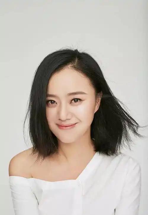 她是85后女演员里的农村戏专业户,与丈夫相恋18年,真人竟这么美_何翯