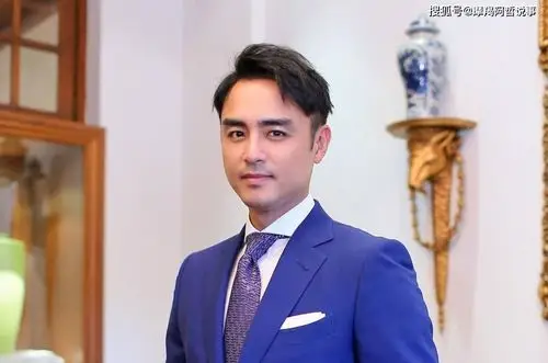 原创40岁明道近照,被爆全家出游后官宣当爸,晒宝宝满月照超幸福