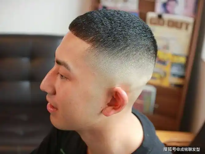 鬓角以及后面,还可以设计出图案雕刻,也是非常个性的一款发型.