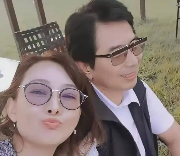 牛莉私下里,大多时候都是和丈夫外出旅游,和朋友喝喝小酒,日子过得很