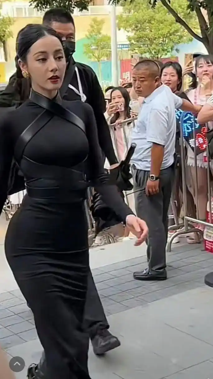 迪丽热巴这次捂得很严实了,腰臀比真的好绝,身材比例很好,走路又会扭