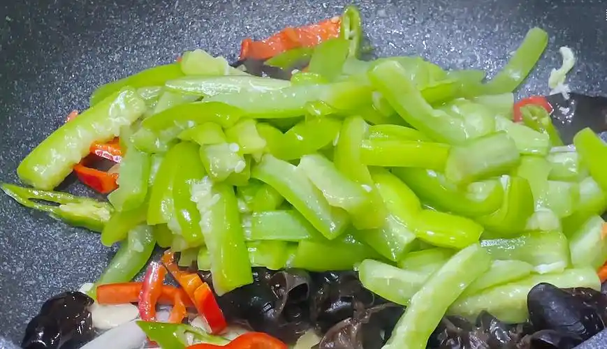 炒丝瓜时,先放油就错了,教你炒丝瓜的家常做法,丝瓜滑嫩不出水不发黄