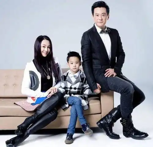 何炅一家四口合照曝光获赞明星全家福哪家强大盘点
