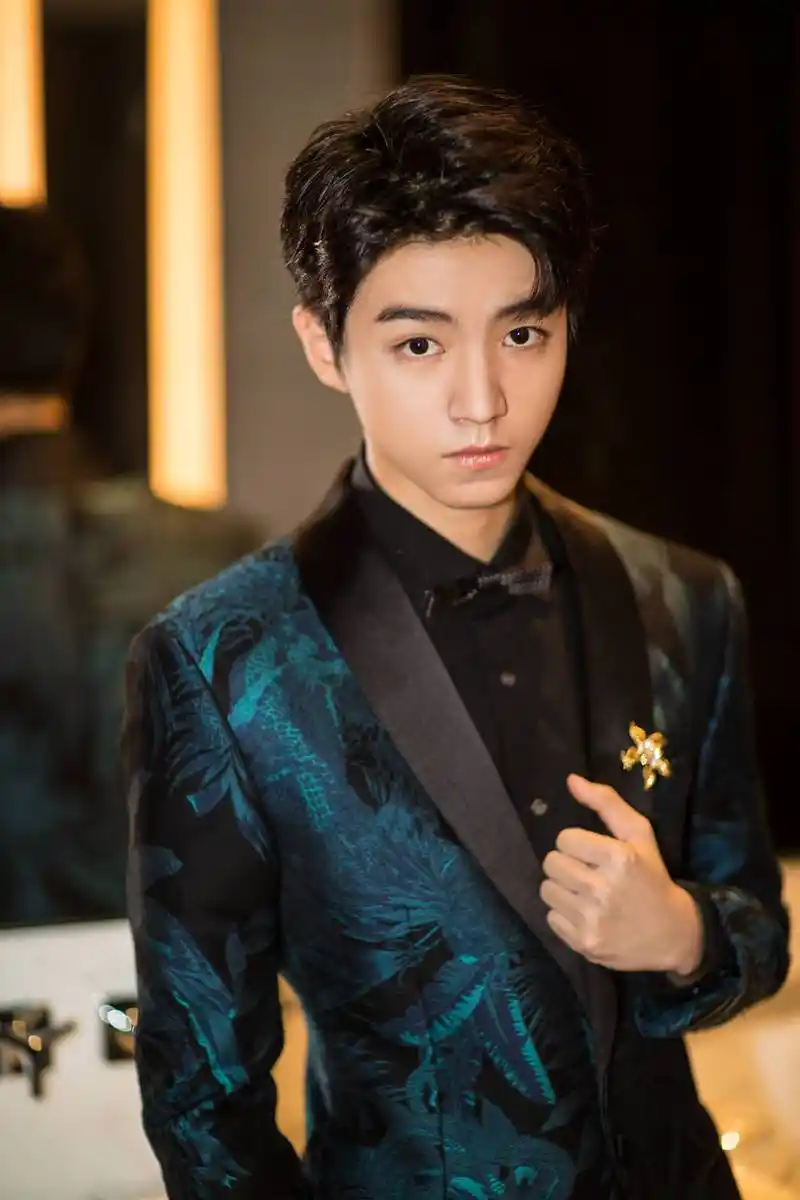 tfboys三小只同穿西装简直太吸睛,一个帅气一个贵气一个霸气!