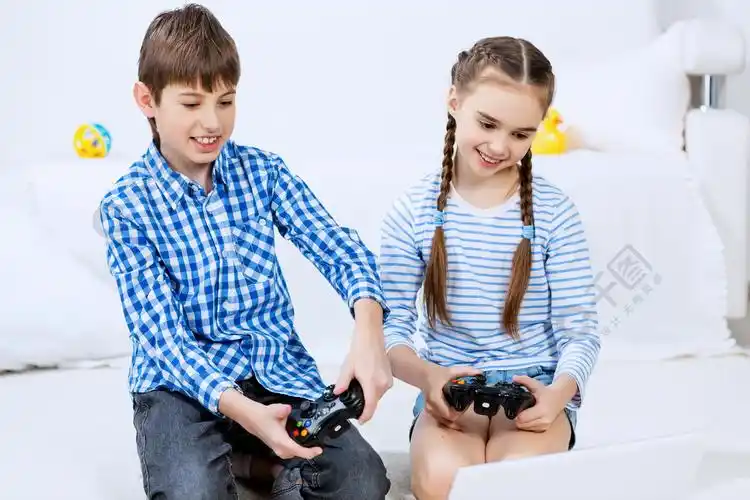 孩子们玩游戏机可爱的孩子躺在地上在操纵杆上玩游戏