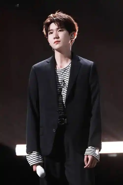 王源声生不息黑西装舞台造型