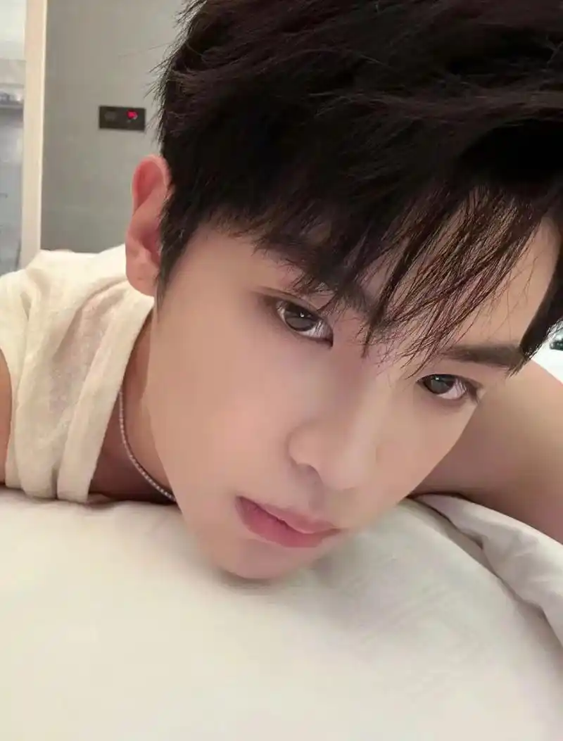 我的宝宝天天开心永远热烈永远赤诚如少年黄明昊justin女友视角