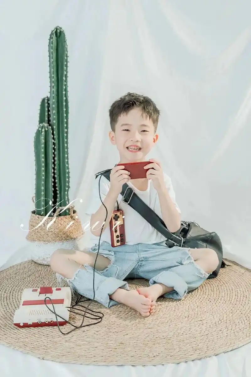 6岁男孩儿童潮拍.这个年纪小男生既可爱又帅气 #儿童摄影 # - 抖音