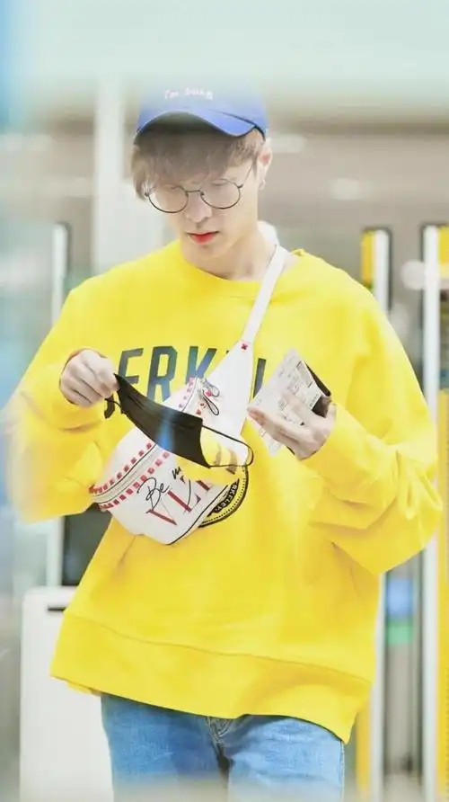 男明星的素颜也不高级张艺兴不化妆的脸蛋看着真挺普通的