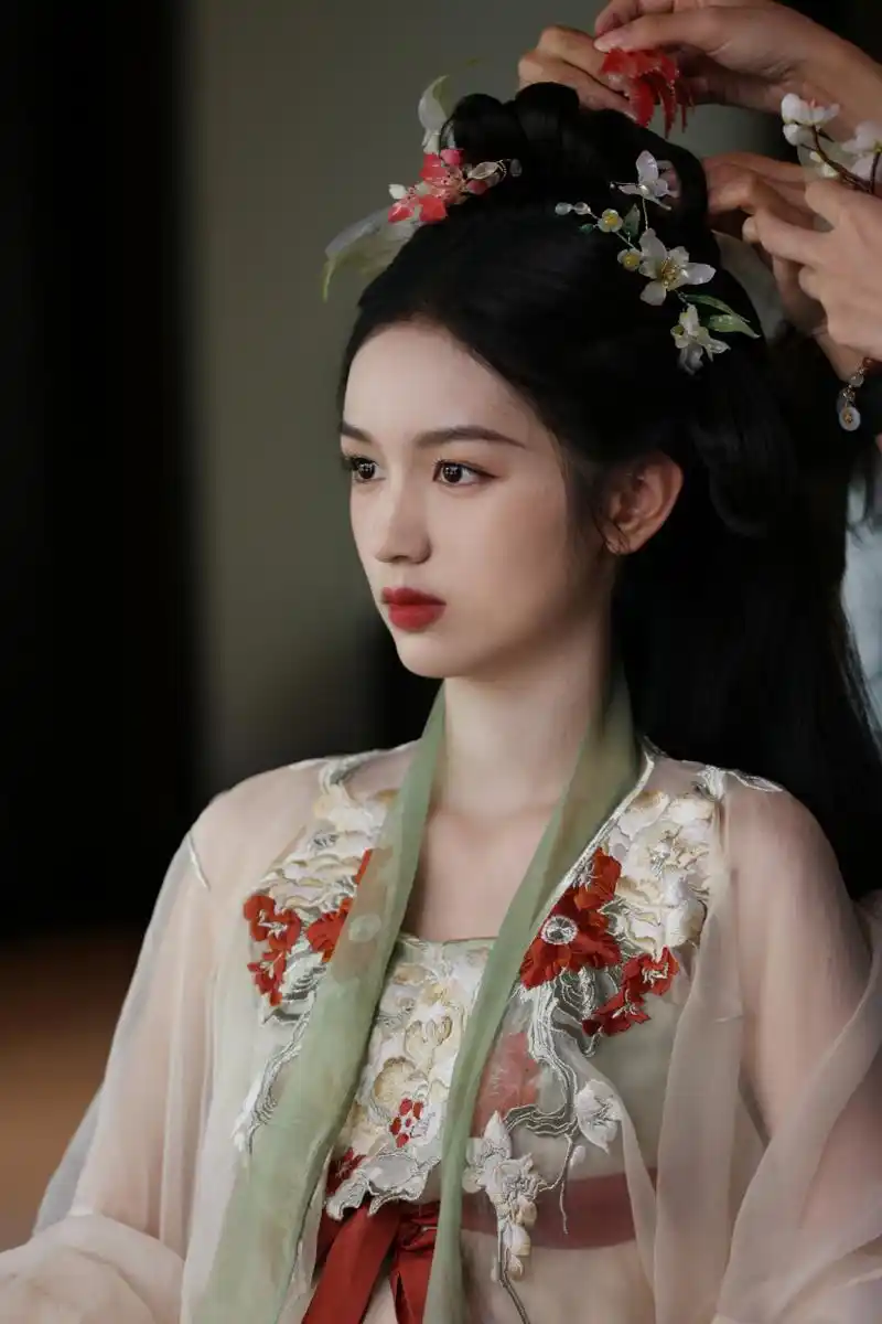 周也古装美照惊艳网友,薄纱古装精致优雅,红唇团扇温柔娇俏,网友:这是