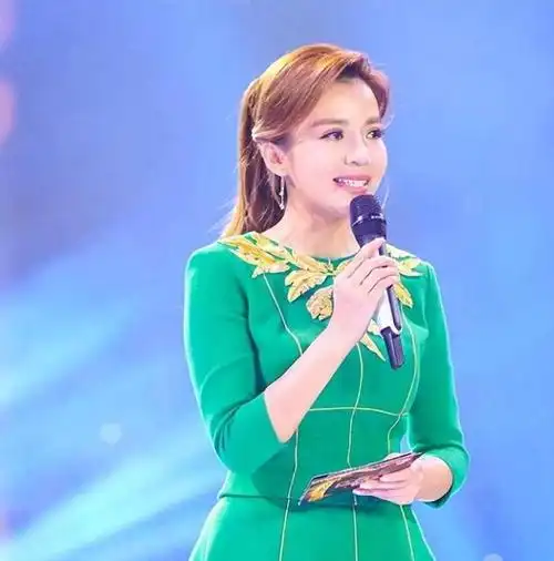 央视一姐朱迅17岁扫厕所两度患癌人到50却更优雅有魅力