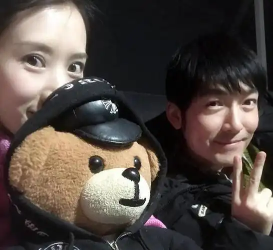 阔太李念深夜晒与张博合照你们的老公都累瘦了