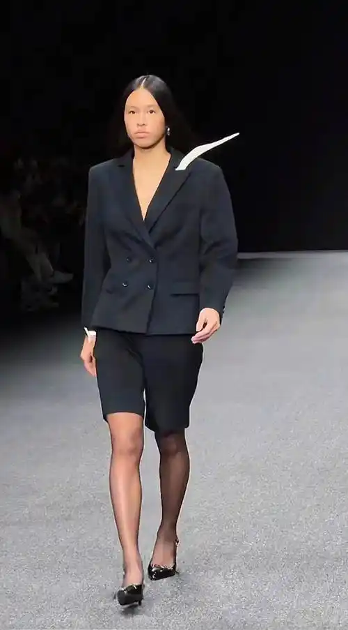 张庭女儿林家菱首登秀台,混血气质引关注,自信回应外貌争议?