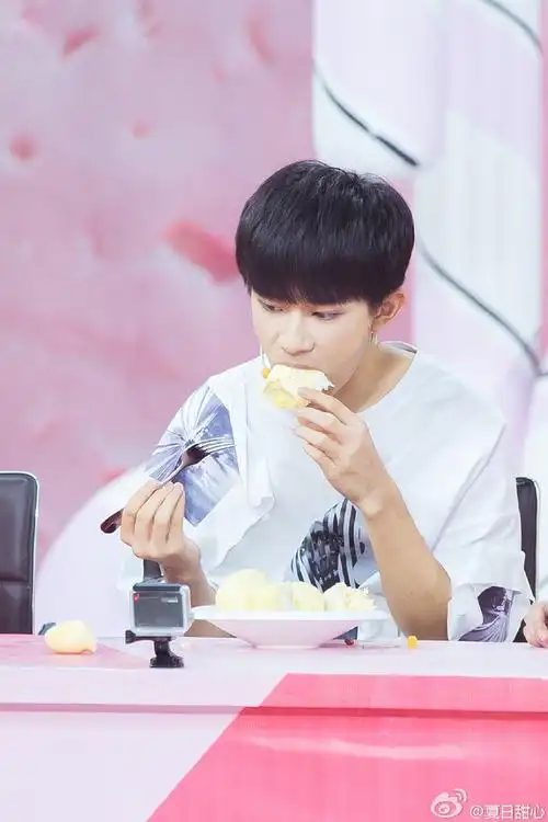 易烊千玺狂吃榴莲