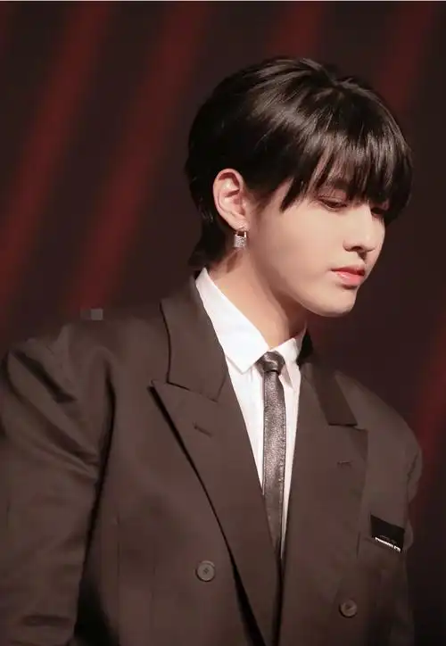 吴亦凡穿黑色西装,一头齐刘海造型,蒙上一层浓浓的禁欲风!