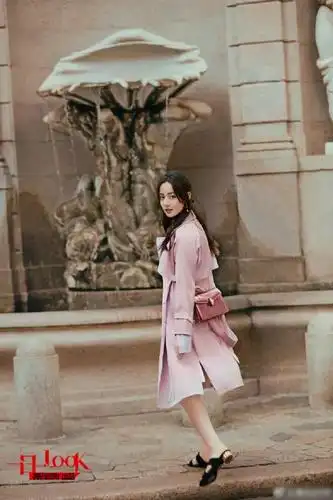 迪丽热巴米兰街拍大片,时尚girl跃然屏上!