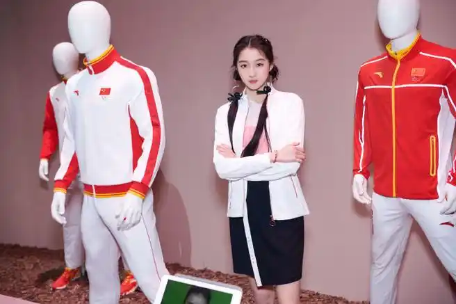 代言人@关晓彤亮相,共同见证冠军龙服的诞生,感受中国精神与运动服装