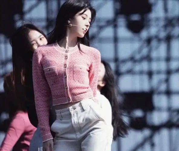 原创都说鞠婧祎一米五当她和伴舞同台暴露真实身高才知道冤枉她了