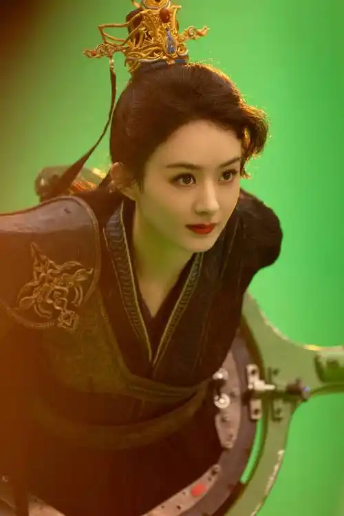 原创赵丽颖晒照宣传新剧对镜比心甜如初恋指甲漆黑引争议