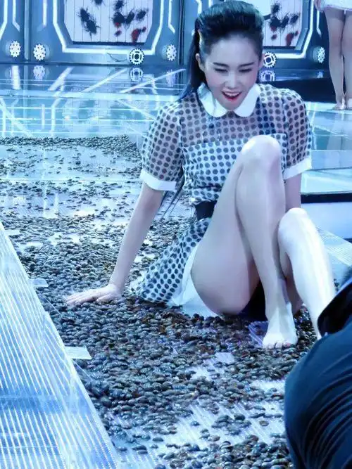 女模光脚走在铺满虫子的台上