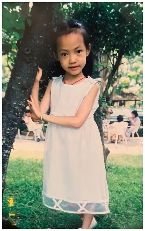 焦恩俊女儿焦曼婷晒小时候照片,前两张好美,最后一张眉毛怎么啦