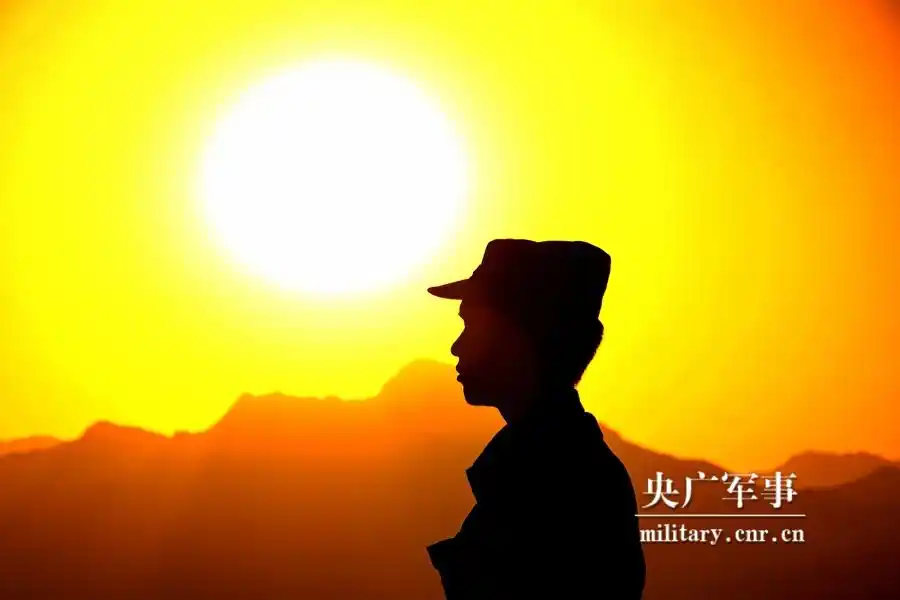 一组夕阳剪影,向你展示金刚钻旅官兵的英姿