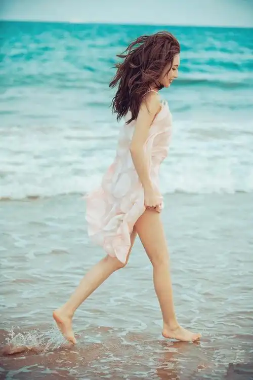 > 张俪海滩写真清纯唯美