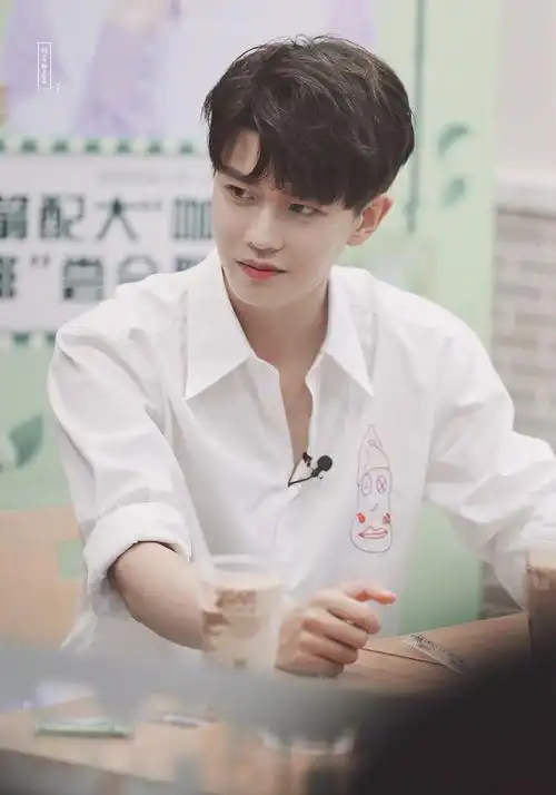 检验帅哥的标准有一种叫做任嘉伦的白衬衫