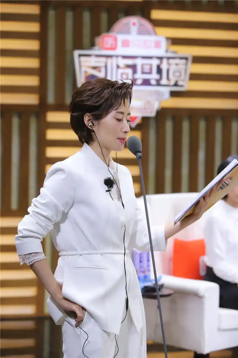 《声临其境2》刘敏涛回归 短发白西装演绎"女魔头"