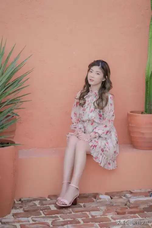 站起来,竖着拍,拍一半,画面更干净,背景更简洁.