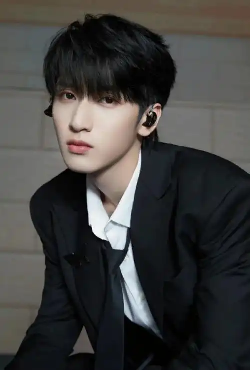 严浩翔晒全黑造型随拍#严浩翔全黑造型有,这也太帅了吧,有霸总的感觉