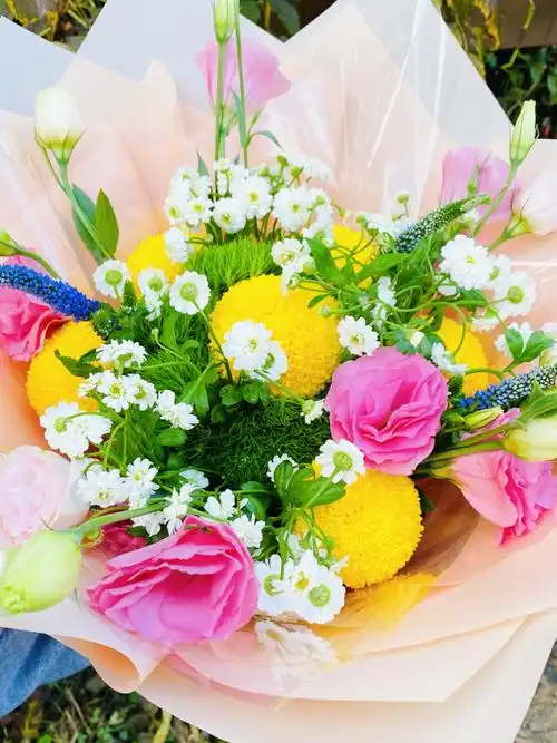 亲手给女儿扎束花