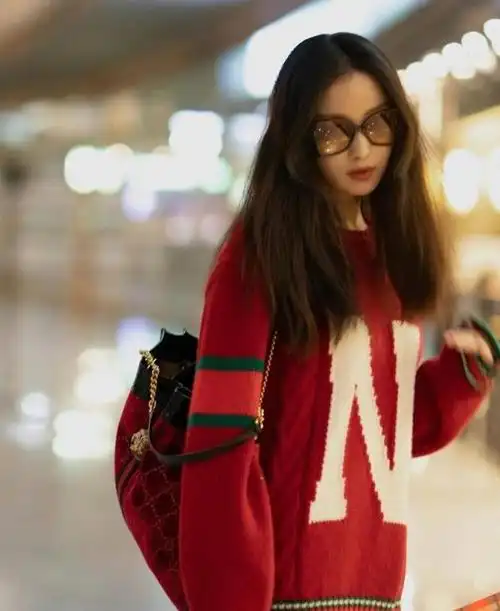 倪妮机场街拍:红色毛衣搭配修身蓝色牛仔裤,太宽松!简约又时尚