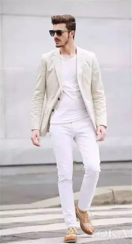 可以用西装搭配白裤子非常绅士,也可以t恤搭配白裤子非常休闲,或者白