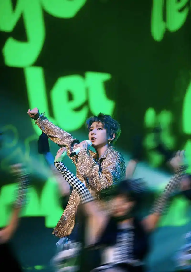 王源与粉丝合唱《骄傲》追忆赵英俊:我们都记得你