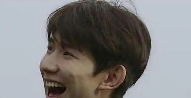 有种"脱粉"叫王源口中的烟!看到他生图下的痘痘肌,原地脱粉!