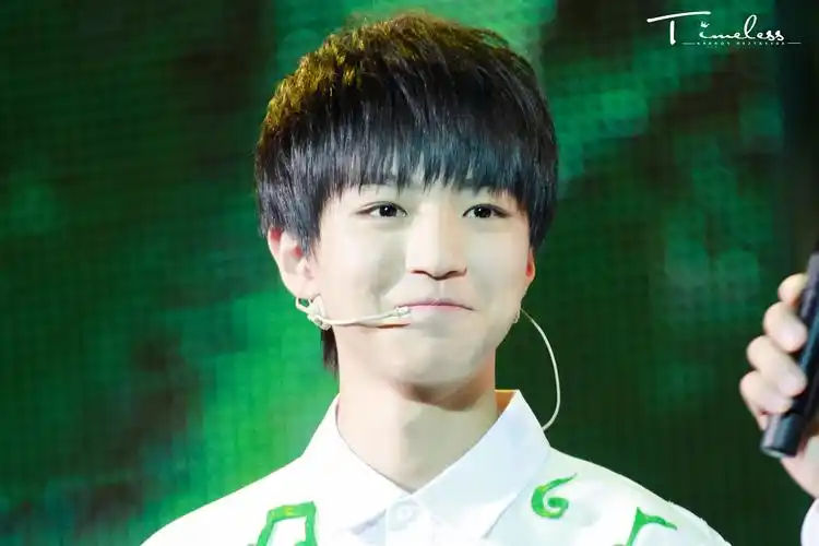 王俊凯# 喜欢看你笑,露出尖尖的小虎牙.